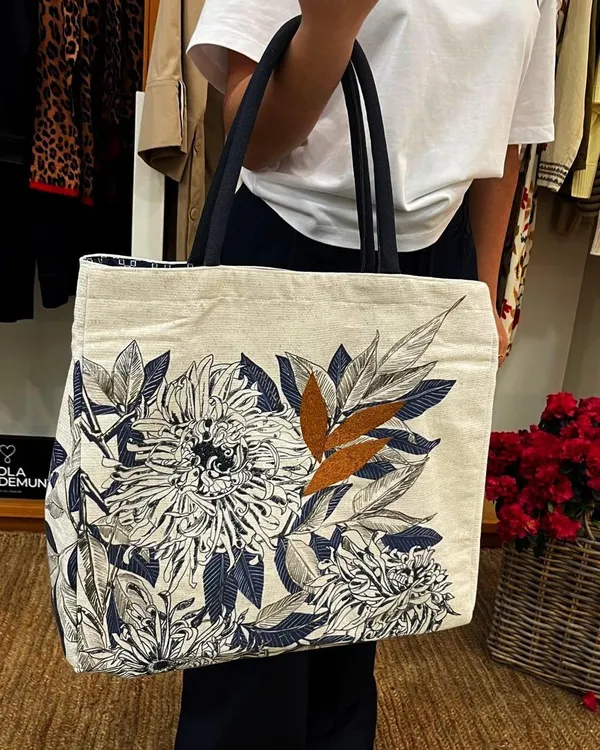 Bossa de tela amb estampat floral brodat